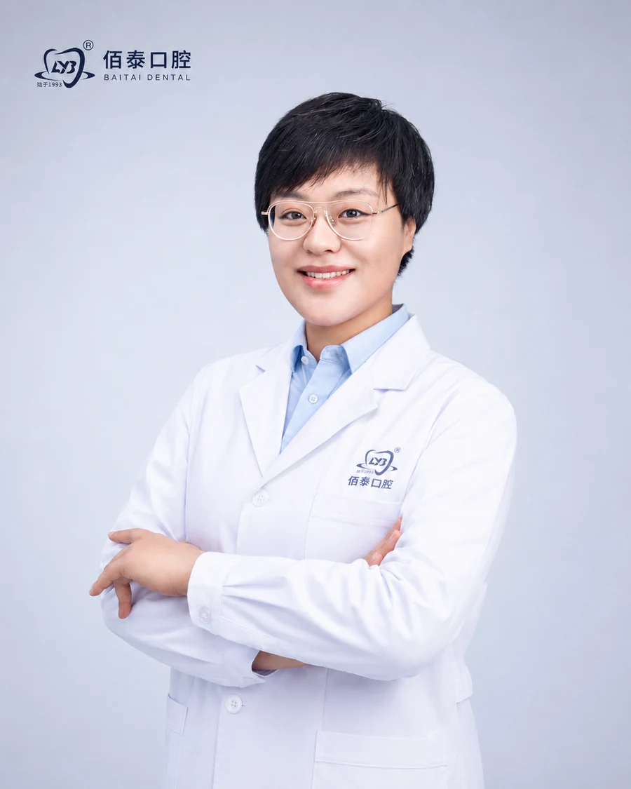 丁媛媛口腔主治医师形象照