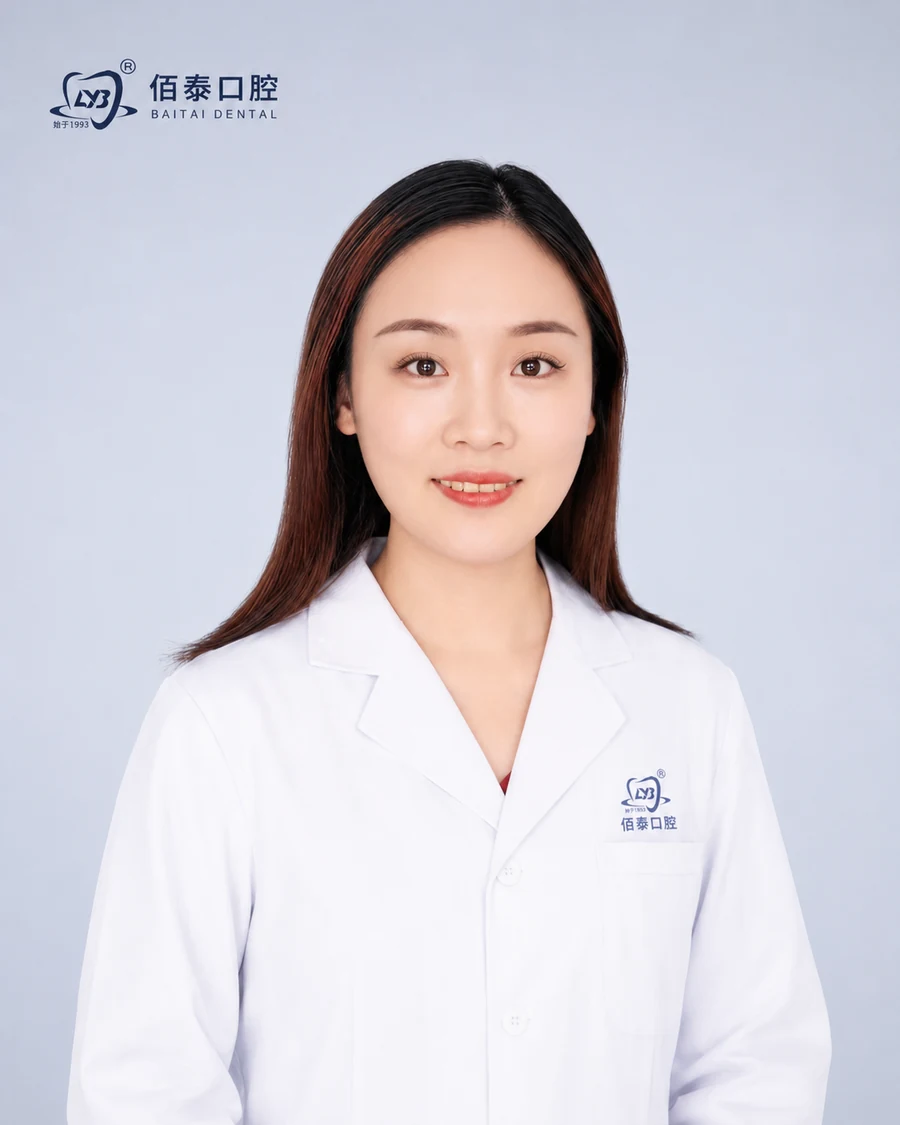 樊小霞口腔执业医师形象照