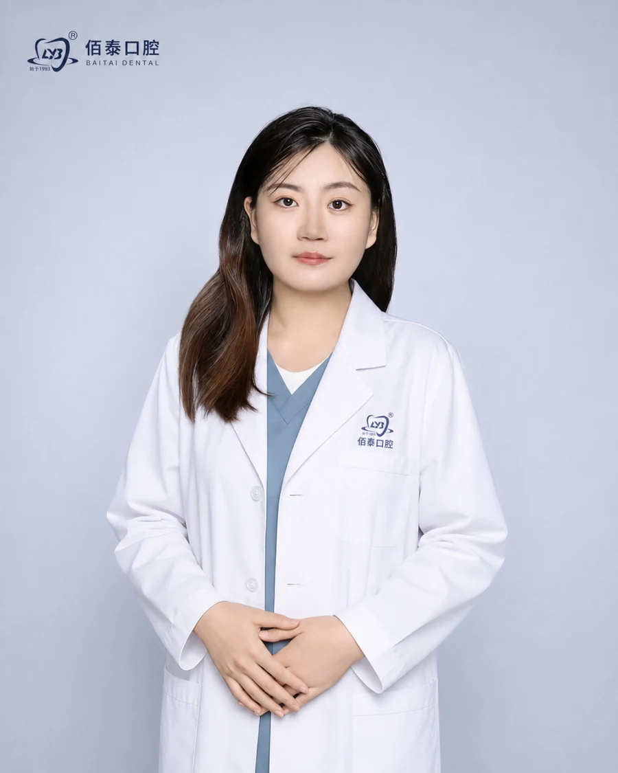 王亚欣口腔执业医师形象照
